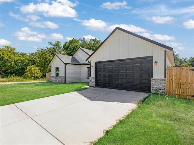 Building Photo - 2411 Mercedes St