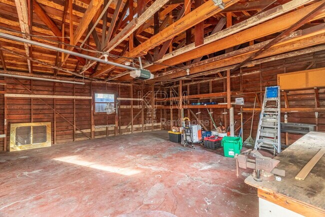 Building Photo - 966 W Mariposa Ave