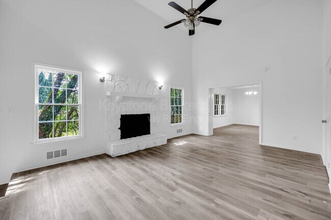 Building Photo - 1586 Kings Rd