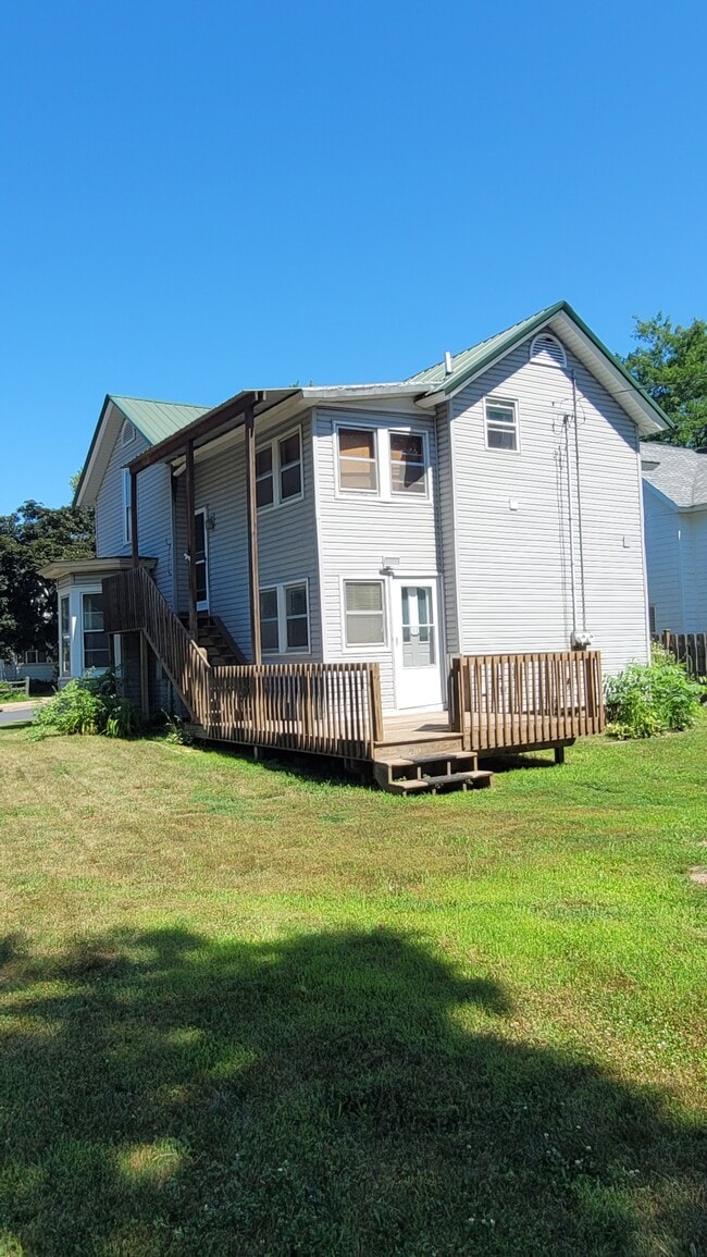 Building Photo - 127 W Spruce St
