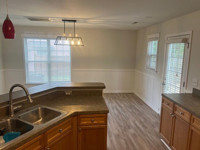 Building Photo - **Quaint 4/2.5 in Raleigh**