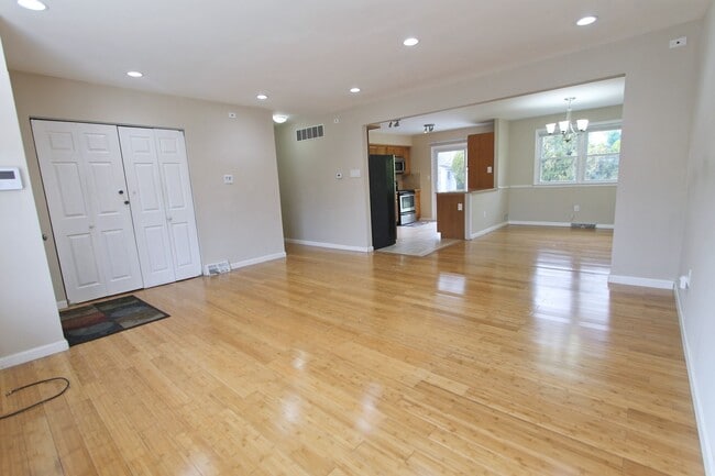 Building Photo - 617 Renz St