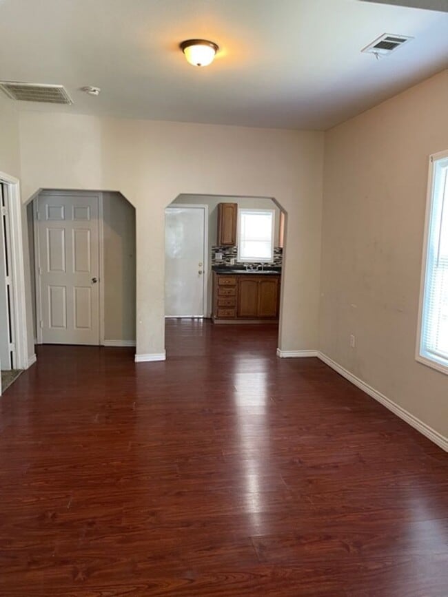 Building Photo - 2307 Reuter Ave