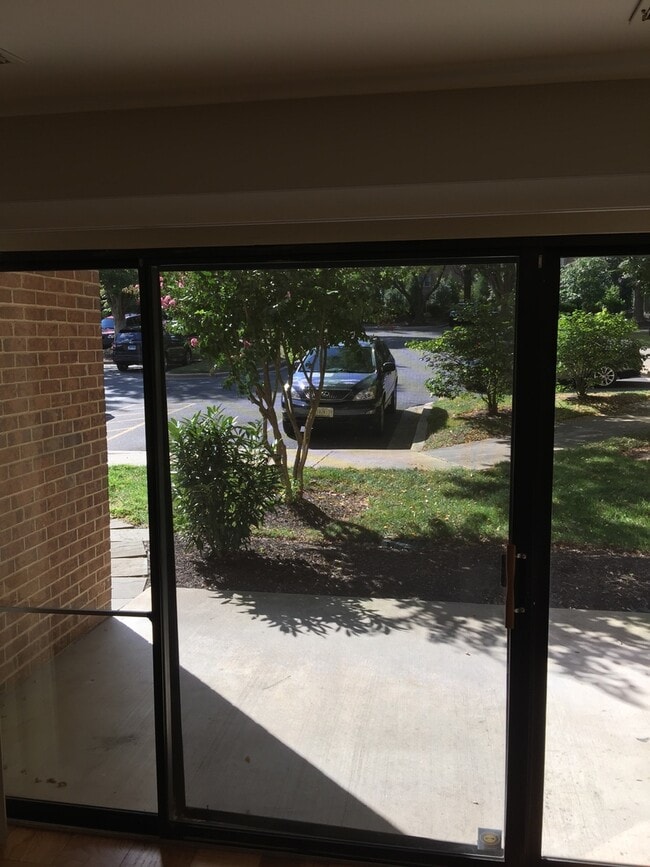 Building Photo - Large 2BR/1BA condo in gated community. Walking distance to Metro.
