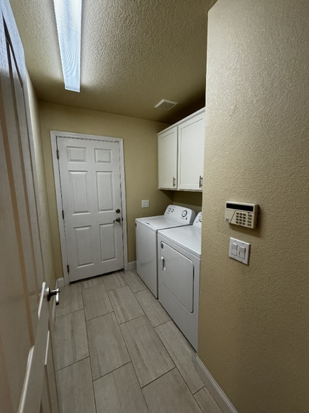 Building Photo - 8340 Lake Willow Way