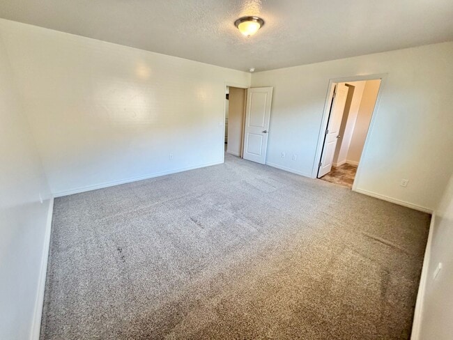 Building Photo - Town home in Little Valley Area. End Unit!!