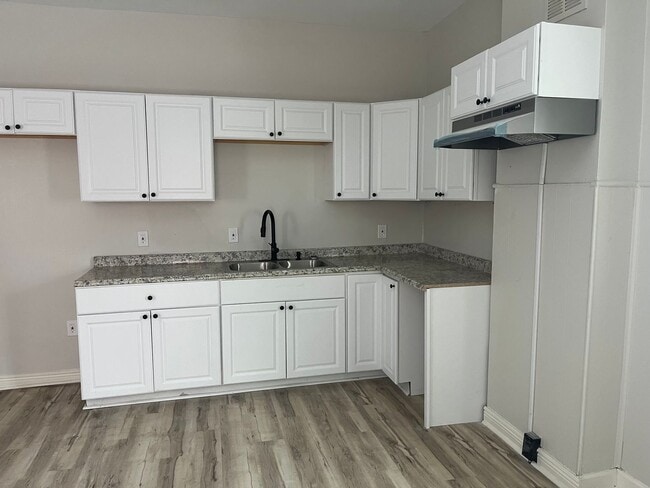 Building Photo - 2 bedroom, plus bonus room!