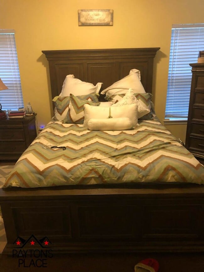 Building Photo - Spacious 2 Bedroom Condo with Parking in G...