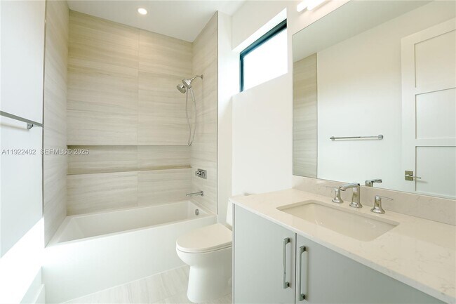 Building Photo - 333 NE Spanish Ct