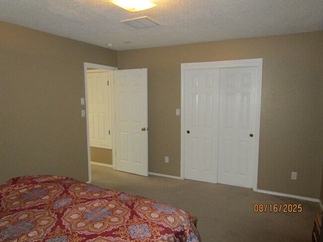 Building Photo - NW 3BR 2 1/2B 1605SF