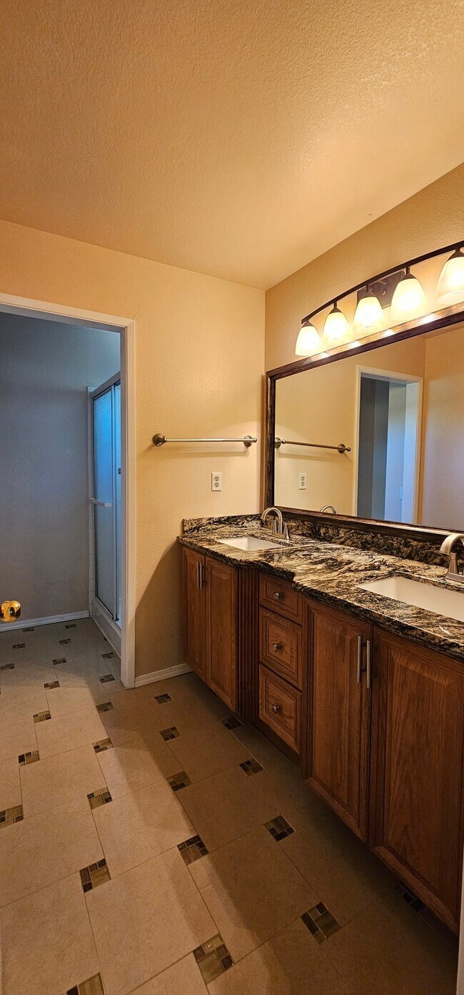 Building Photo - 3083 Funston Dr