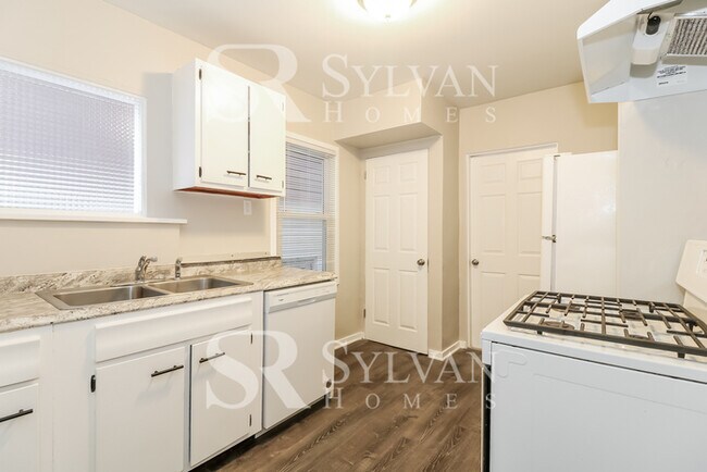 Building Photo - Welcome home to this lovely 3 bedroom, 1 b...