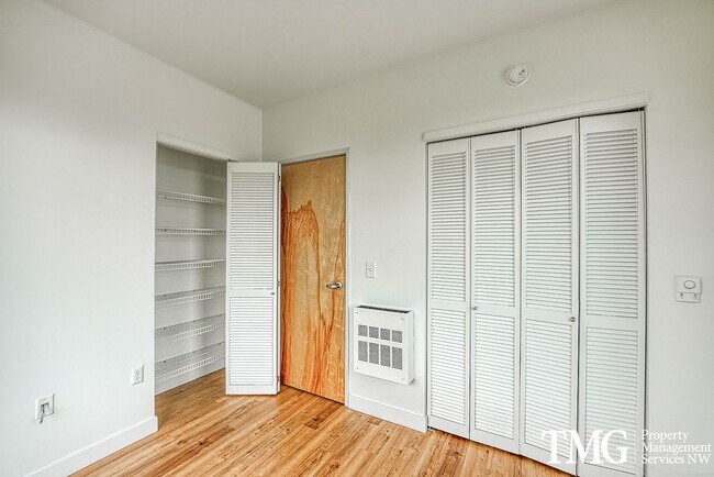 Building Photo - Top-Floor 2BD/2BA Condo w/ Stunning Park Views & Utilities Included