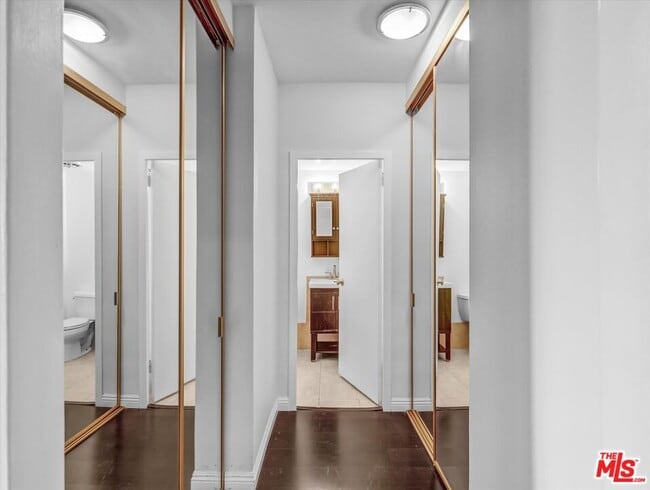 Building Photo - 999 N Doheny Dr