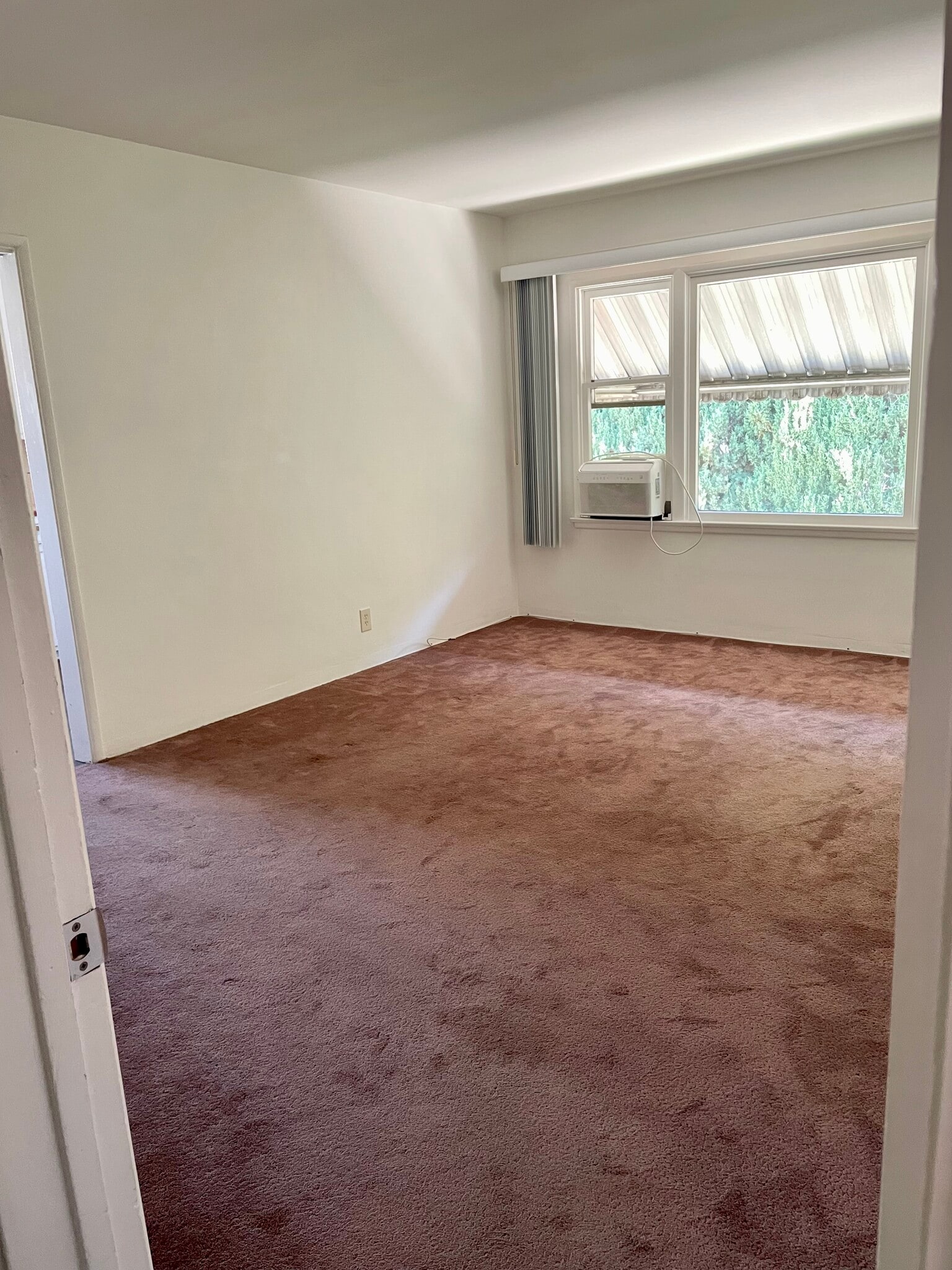 Living room - 614 N Atlantic Blvd