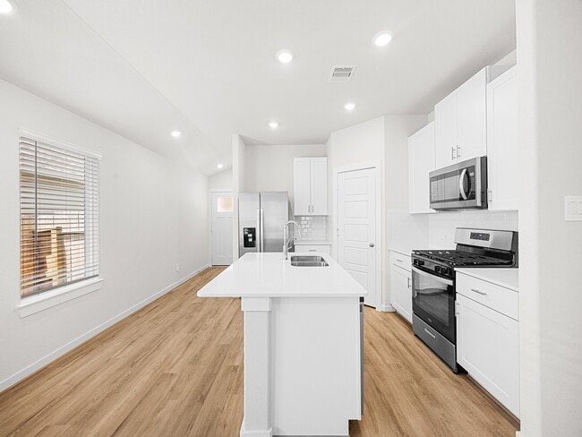 Building Photo - 18718 Timber Gln Dr