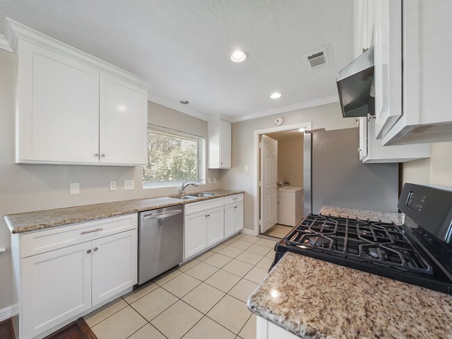Building Photo - 1115 W 31st St