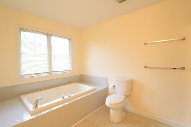 Building Photo - 5 BD + 3.5 Bath Bright & Beautiful Colonia...