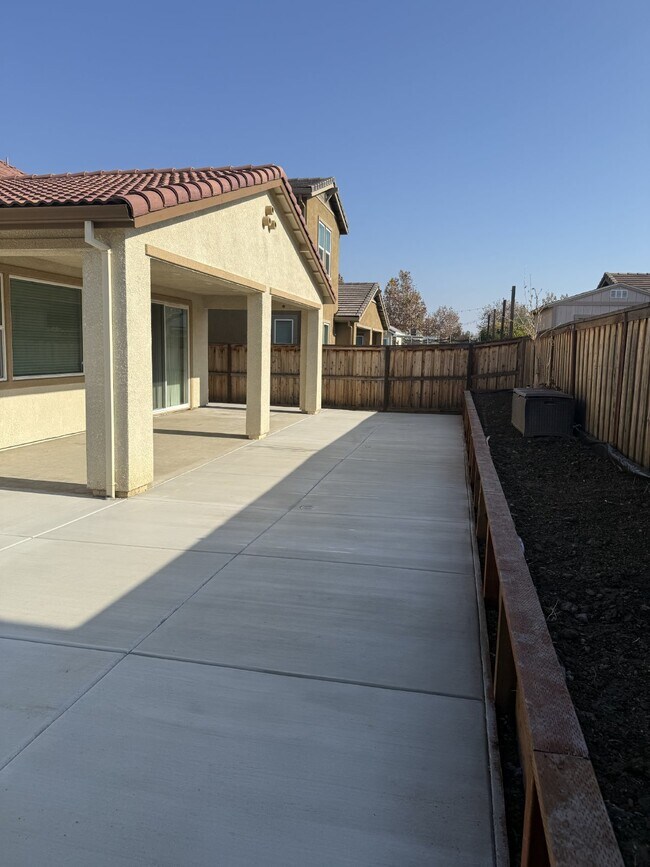 Building Photo - Beautiful 4 Bed, 3 Bath Home in Perfect Tracy Location