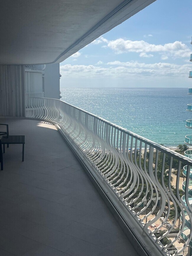 Primary Photo - 10155 Collins Ave