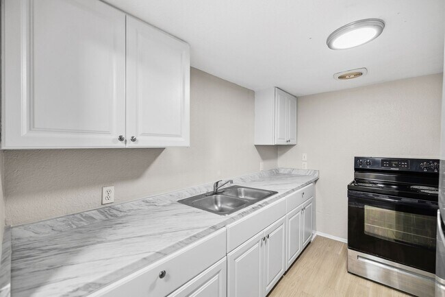 Building Photo - 619-629 Woodlawn St