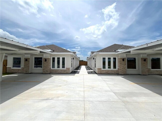 Primary Photo - 1025 N Woodson Ave