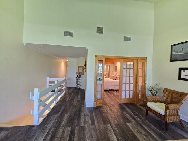 Building Photo - Stunning 2 Bed / 2.5 Bath Townhouse with G...