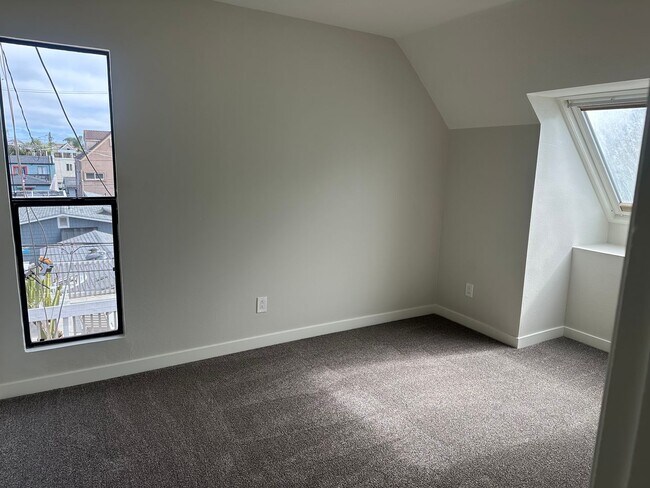 Building Photo - Mission Beach. 3 bedroom, 2.5 bath, 2 car garage,
