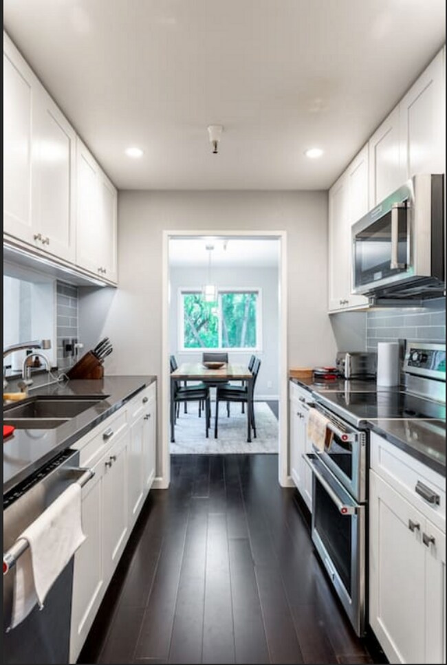 Building Photo - EPIC REA -End-unit AND TOP TWO floors (pen...