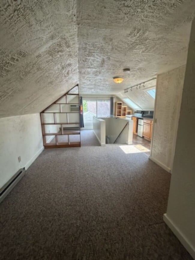 Building Photo - Upstairs Studio Apartment on Oneida Street -- SUBLET AVAILABLE 04/15/2026
