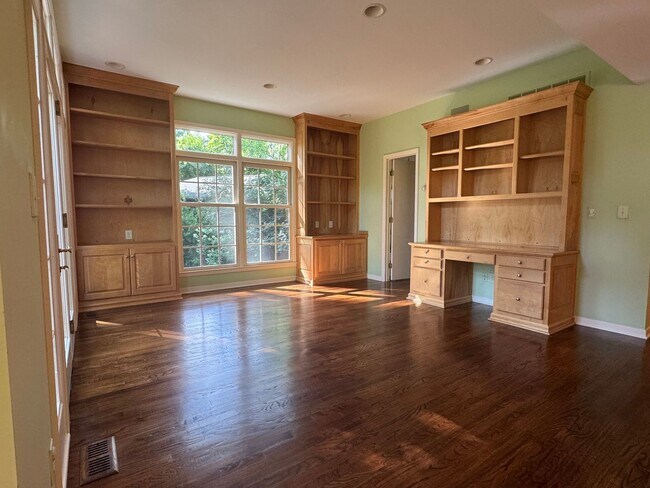 Building Photo - Rare lease opportunity in Leawood + Spacio...