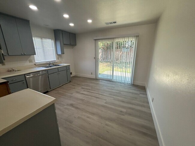 Building Photo - 3 Bedroom 2 Bathroom Home in Tulare!