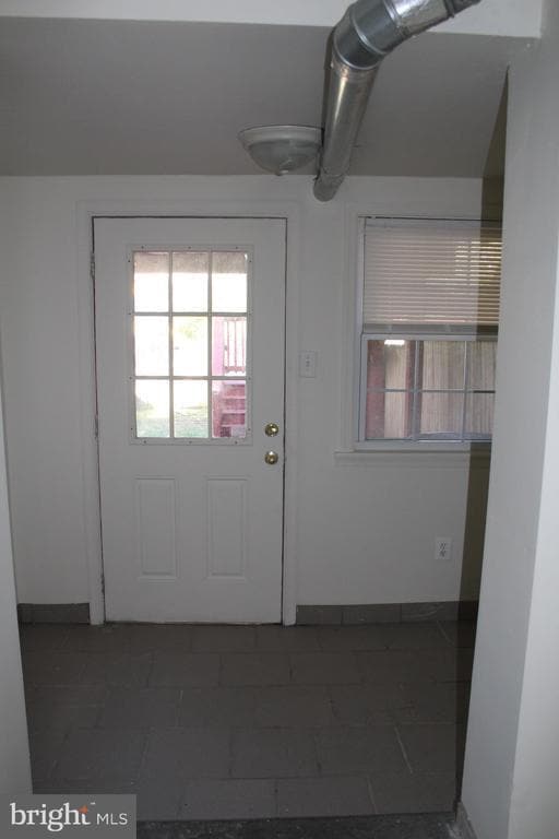 Building Photo - 204 Maple St