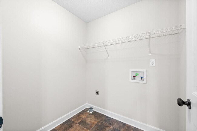 Building Photo - Pet Friendly Four Bedroom!