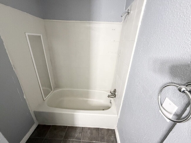 Building Photo - Beautiful 3 Bedroom , 2-Bath Home In Kansas City