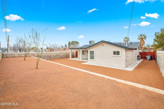 Building Photo - 854 Mallett St