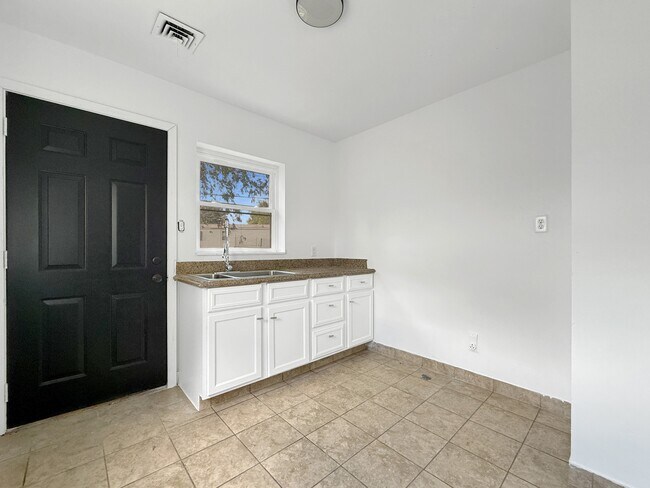 Building Photo - 3044 Hickory Grove Ave