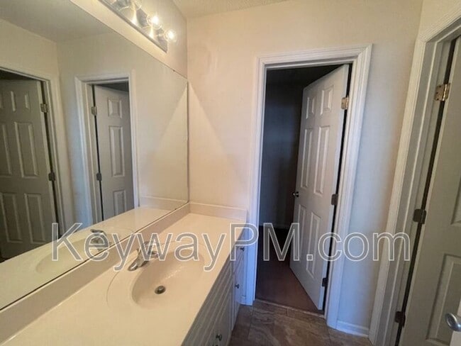 Building Photo - 208 Satomi Way