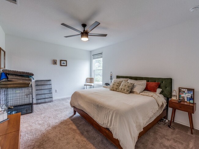 Building Photo - Electric and Gas Included in Rent!!