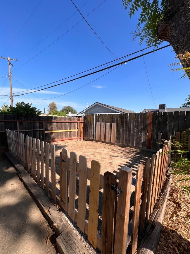 Building Photo - 3402 E Weldon Ave