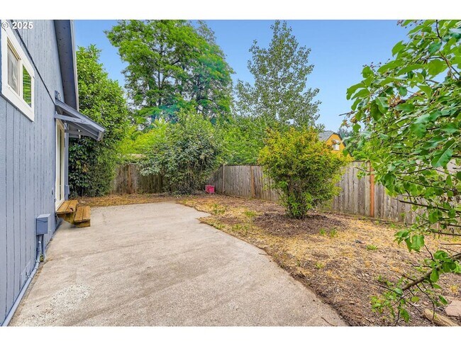 Building Photo - Charming One - Level