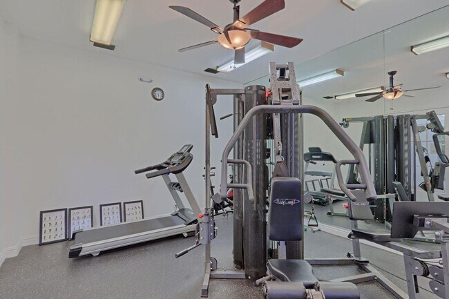 Building Photo - 2320 Treasure Isle Dr