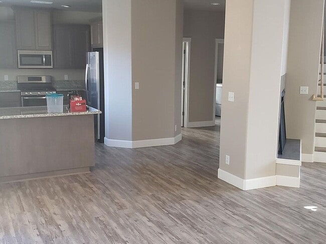 Building Photo - Beautiful newer home