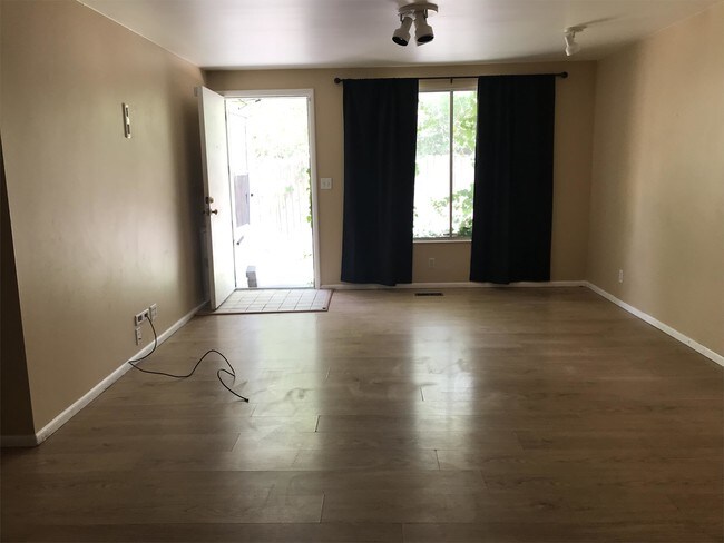 Building Photo - 1225 Zenith Ave