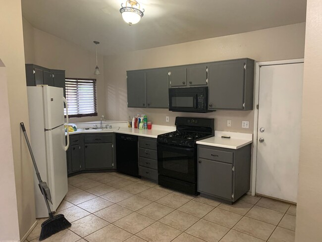 Building Photo - 3 Bedroom/2 Bathroom home has spacious lan...