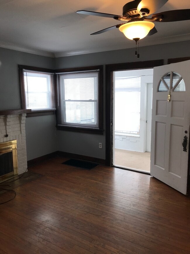 Building Photo - large 3br 2 bath home with full basement &...
