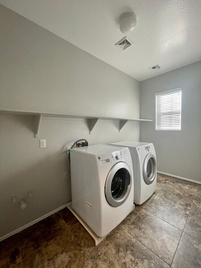 Building Photo - GREAT LOCATION!  Fabulous move-in ready 5 bed /3 bath home in south Tempe