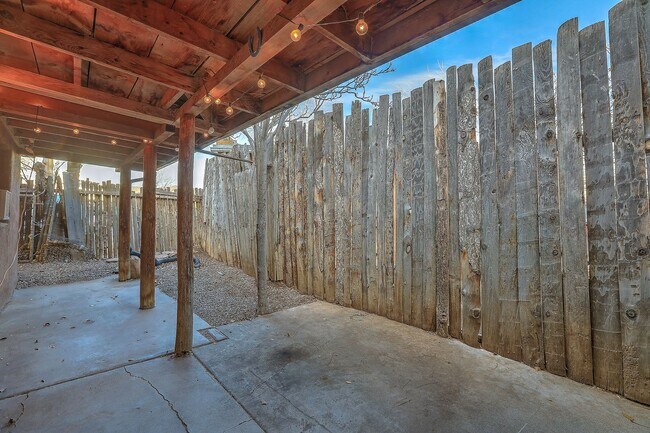 Building Photo - Quaint Studio in Prime Location