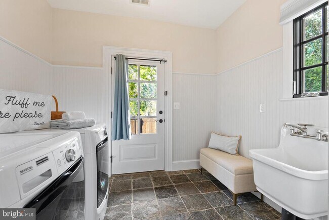 Building Photo - 200 Summers Dr