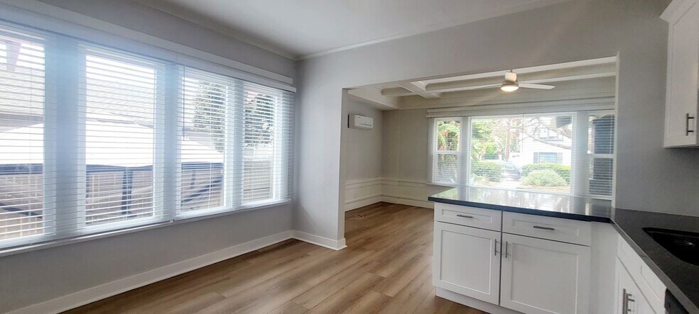 Building Photo - 1048 E 5th St